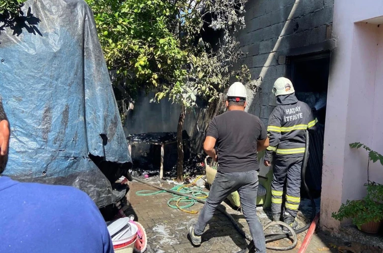 Dörtyol’da züccaciye deposu yandı 