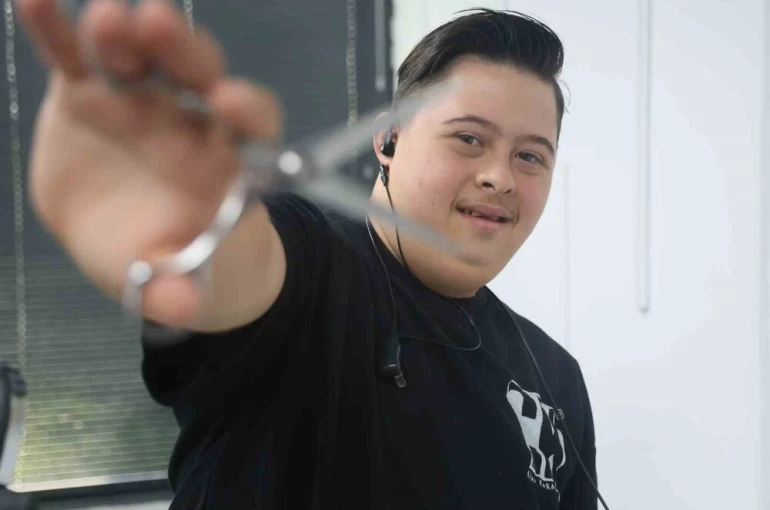 Down sendromlu Şükrü’nün yürek ısıtan tıraşı müşterilerin sevgisini kazandı 