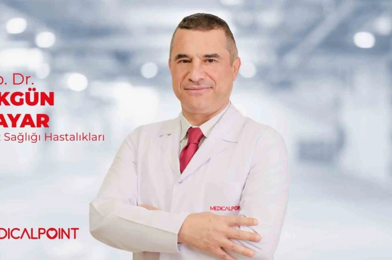 Dr. Sayar, "Karanlıkta kullanılan telefon ışığı göz sağlığını olumsuz etkiler"