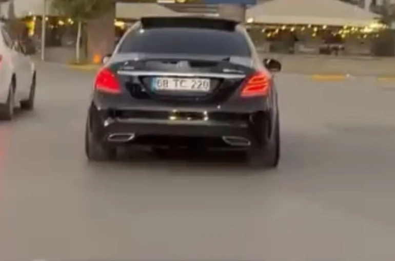 Drift atan sürücünün tehlikeli yolculuğu kamerada 