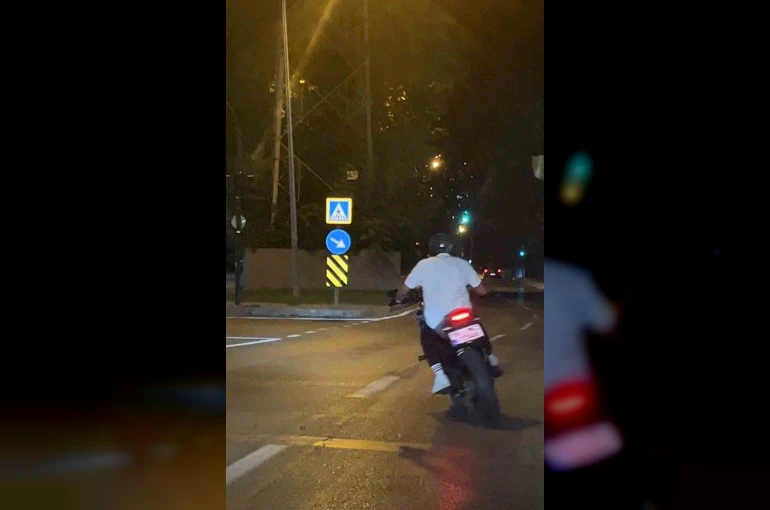 Drift atarak trafiği tehlikeye sokan motosikletli kamerada 