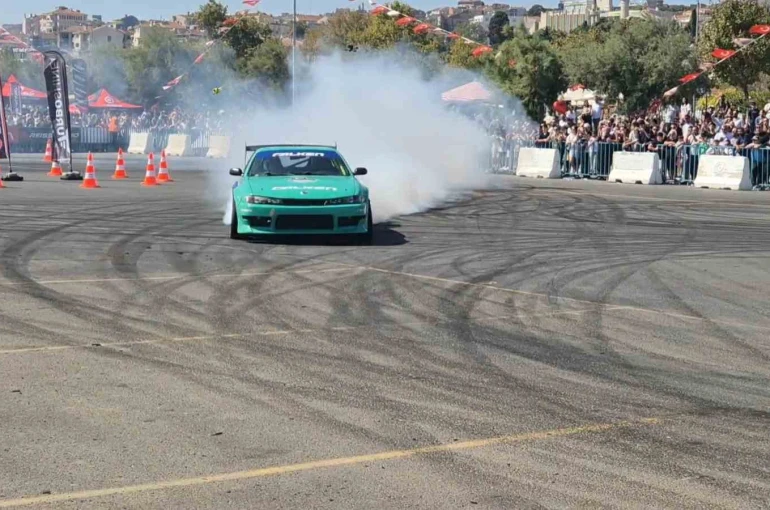 Drift şov: Asfalt eridi, lastikler yandı 