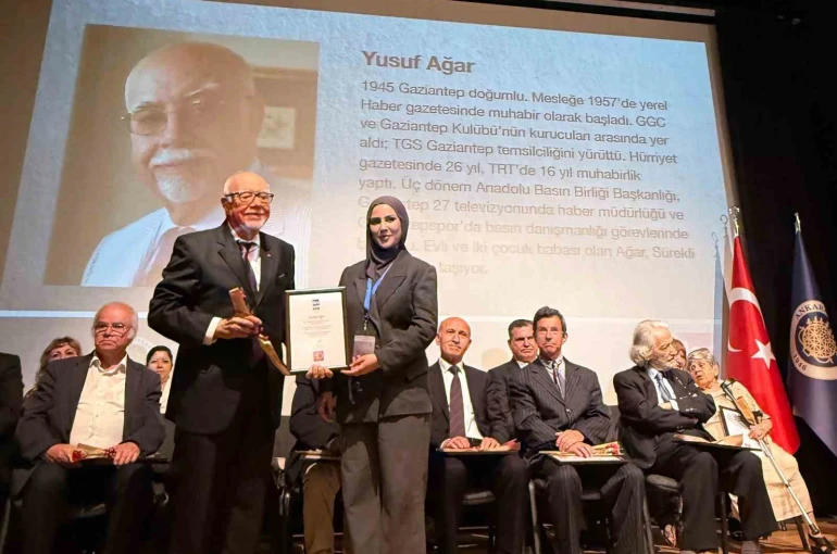 Duayen Gazeteci Ağar’a "Meslekte 50 Yıl Onur Ödülü" verildi 