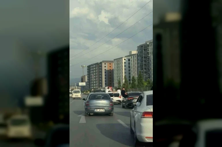 Düğün konvoyunda tehlikeli yolculuk 