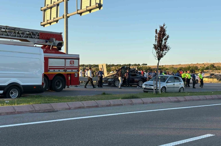 Düğün konvoyundaki otomobil bariyerlere çarptı: 1 ölü, 3 yaralı 