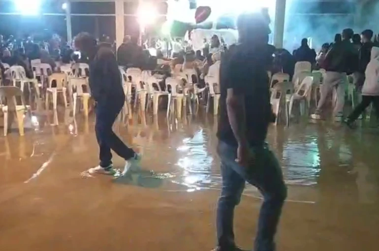 Düğünü su basınca, paçalarını sıvayıp oynamaya devam ettiler 