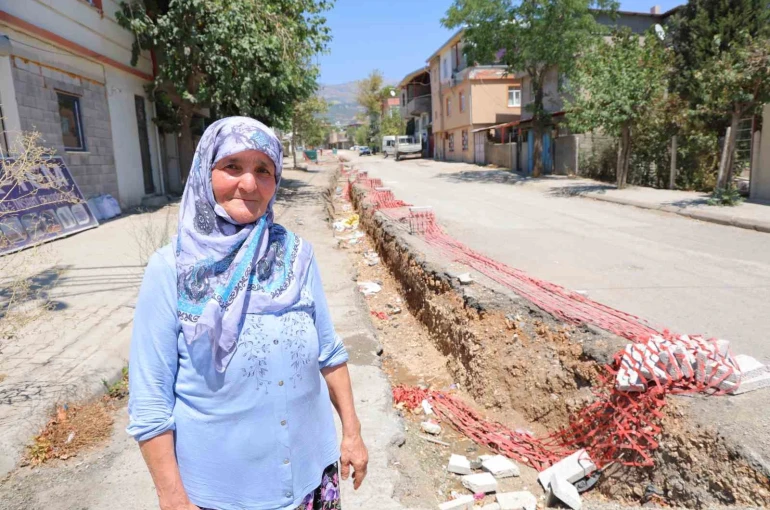 Dulkadiroğlu’nda vatandaşlardan yol tepkisi: "Biz depremde bu kadar zarar görmemiştik" 