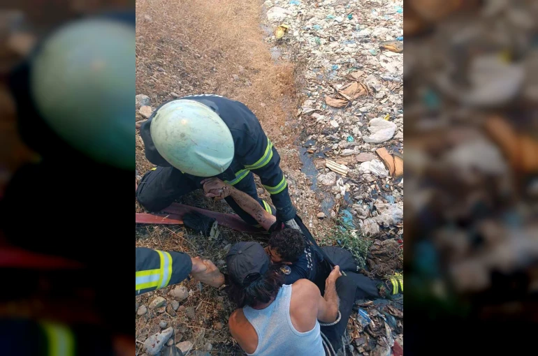 Dumanların arasında kalan itfaiye eri bataklığa düştü