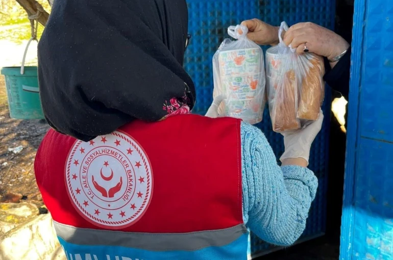 Dumlupınar SYDV ihtiyaç sahibi 18 eve sıcak yemek ulaştırıyor