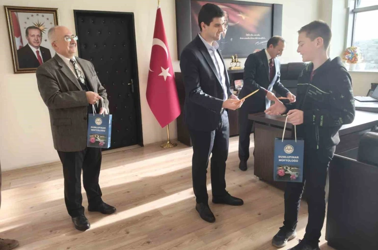 Dumlupınar’da bilgi yarışmasında dereceye giren öğrenciler ödüllerini aldı 