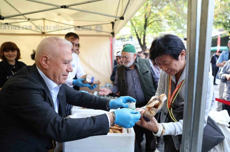 Dünya Cantık Günü’nde ücretsiz ikram edildi, yabancı turistler lezzetine hayran kaldı