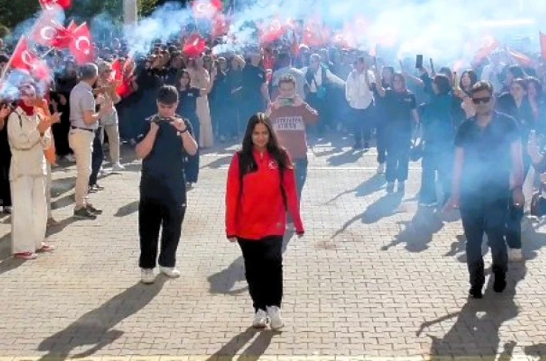 Dünya şampiyonu Ayşegül’e yuvasında coşkulu karşılama 