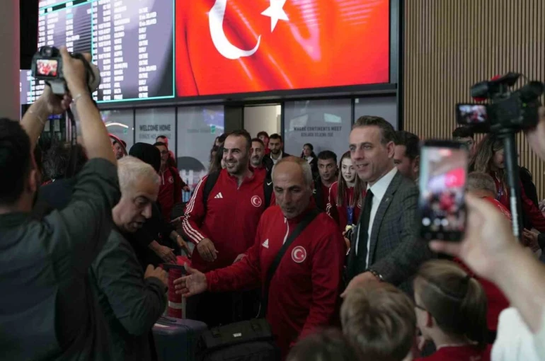 Dünya şampiyonu Taekwondo Milli Takımı, Türkiye’ye döndü 