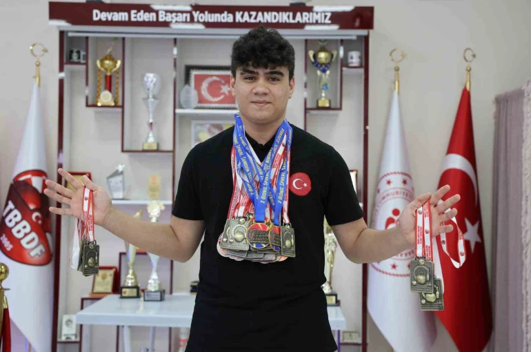 Dünya ve Türkiye dart şampiyonu Bedirhan Nas, 30 madalyaya ulaştı 