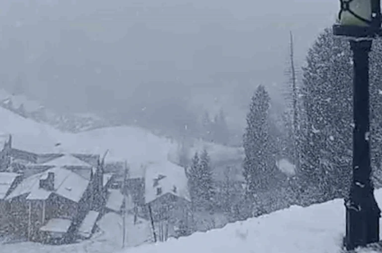 Dünyaca ünlü Ayder Yaylası’nda kar etkisini sürdürüyor 