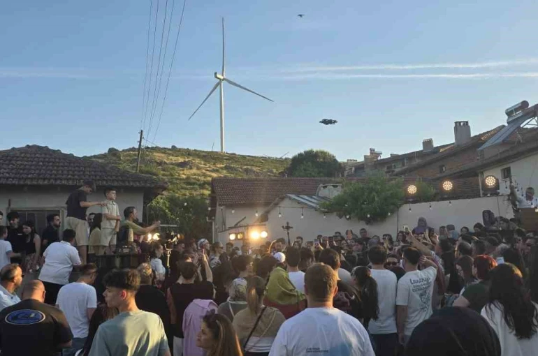 Dünyaca ünlü DJ Mahmut Orhan köyünde konser verdi 