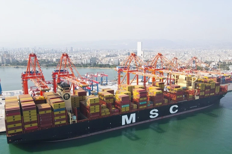 Dünyanın en büyük konteyner gemisi Mersin Limanı’na geldi 