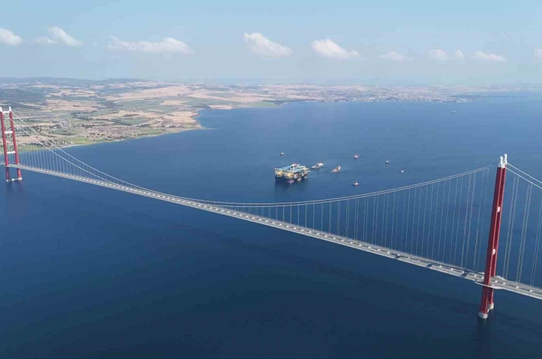 Dünyanın en büyük üçüncü yarı batık vinç ve boru döşeme gemisi 1915 Çanakkale Köprüsü altından geçti 