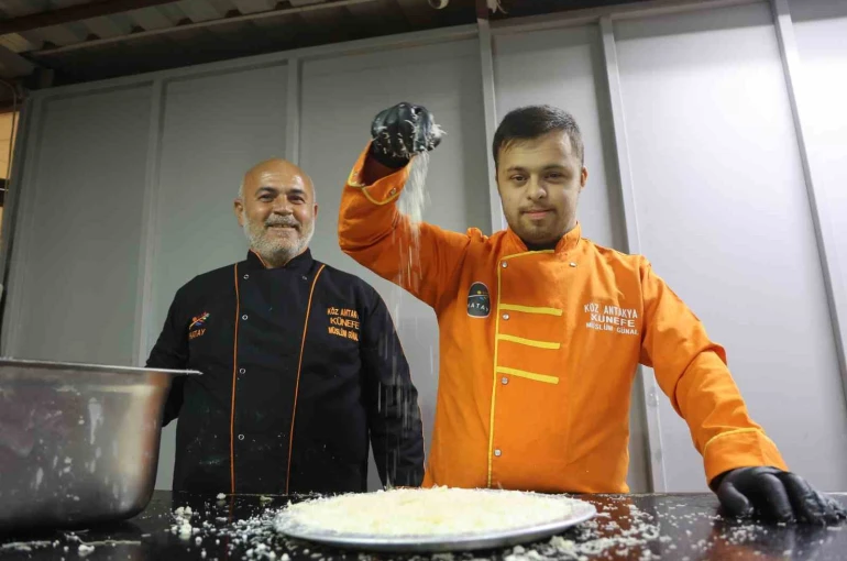 Dünyanın en iyi tatlısı seçilen ‘Antakya Künefesi’ down sendromlu Mehmet’in ellerinde tat buluyor 