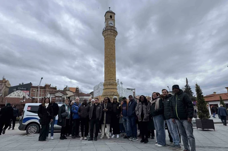 Dünyanın farklı ülkelerinden gelen turizm acente temsilcileri, Çorum’un tarihi mekanlarını gezdi 