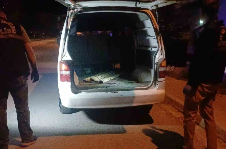 "Dur" ihtarına uymadı, araçla polis memuruna çarpıp kaçtı