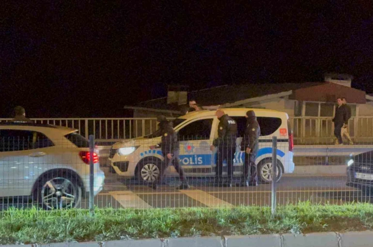 "Dur" ihtarına uymayan alkollü sürücü polis aracına çarptı: 3 gözaltı 