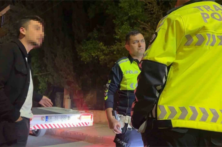 Dur ihtarına uymayan alkollü sürücünün polisi ikna çabaları sonuç vermedi 