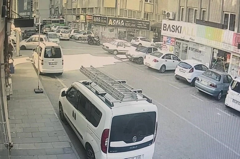 Dur levhasına uymadı, kazaya neden oldu 