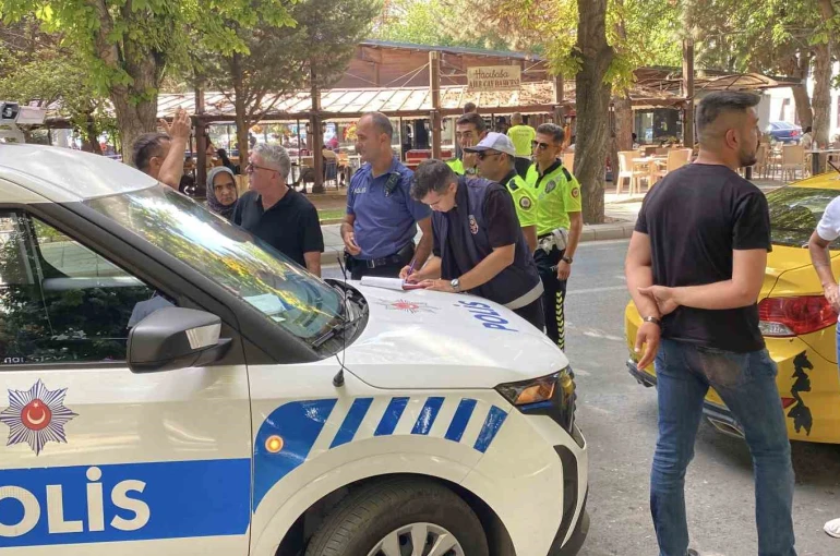 Durağa araç park eden şahıs ve taksiciler arasında kavga çıktı 