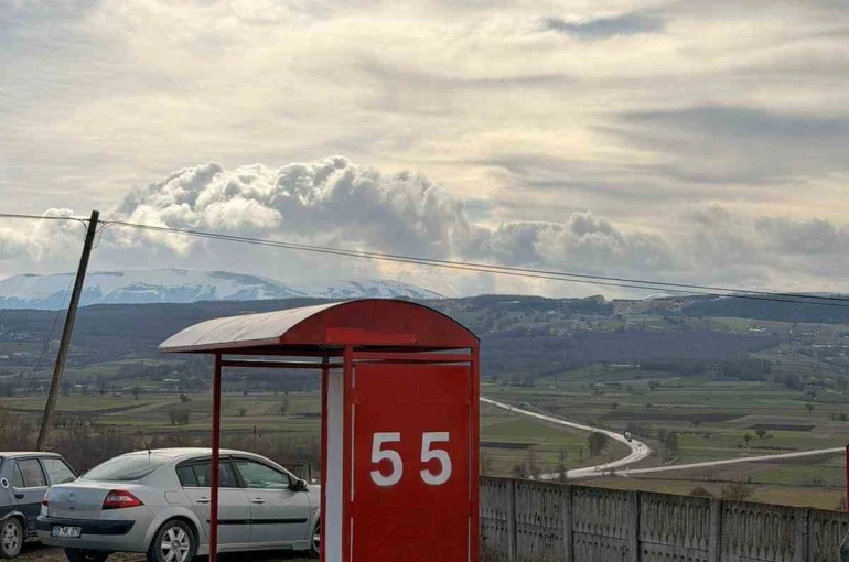Duraklara kırmızı-beyaz dokunuş 