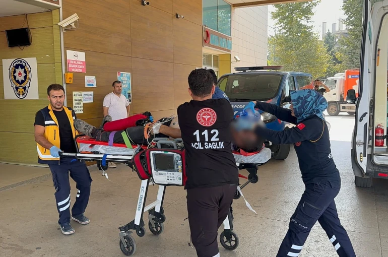 Duran kamyona çarpan kamyonet sürücüsü ağır yaralandı