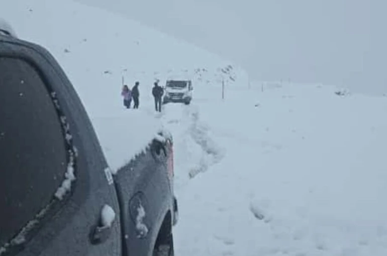 Durankaya-Şivekür yolu kar ve tipi nedeniyle ulaşıma kapandı 