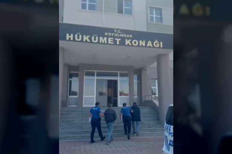 Durdurulan iki tırda 27 düzensiz göçmen yakalandı 
