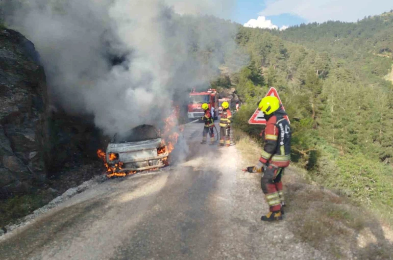 Dursunbey’de araç yangını ormana sıçradı 