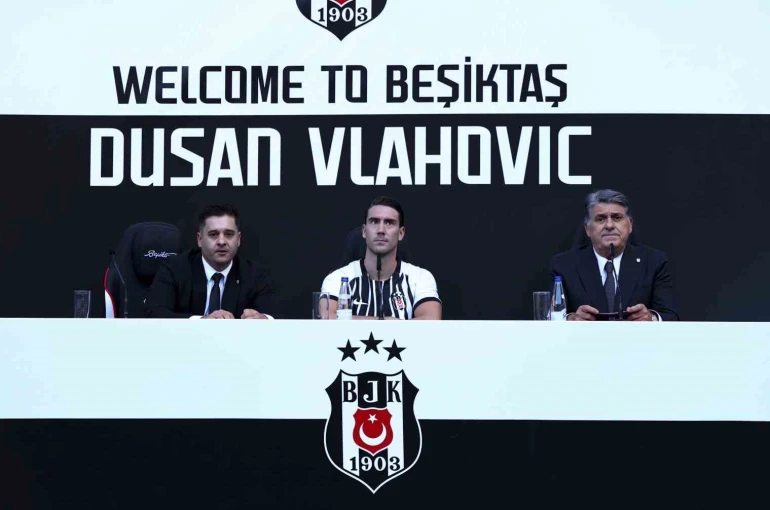 Dusan Vlahovic, yaklaşık 20 bin taraftarın önünde imzayı attı