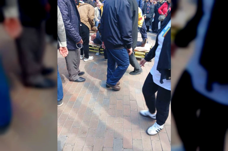 Düşerek yaralanan adama sağlık ekipleri müdahale etti 