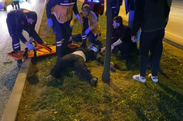 Düşürdüğü telefonu alırken otomobil çarptı: O anlar kamerada 