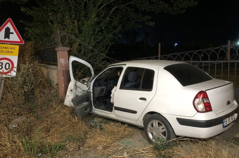 Duvara çarpan otomobilin sürücüsü yaralandı