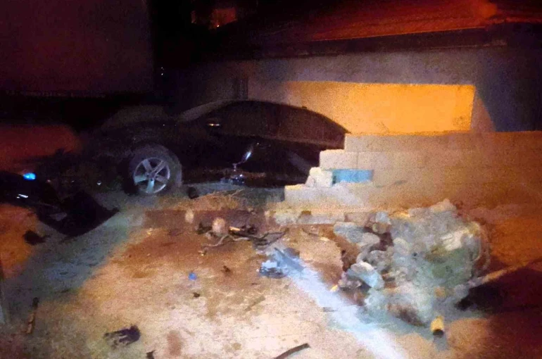 Duvarı yıkan lüks otomobil bahçeye daldı 
