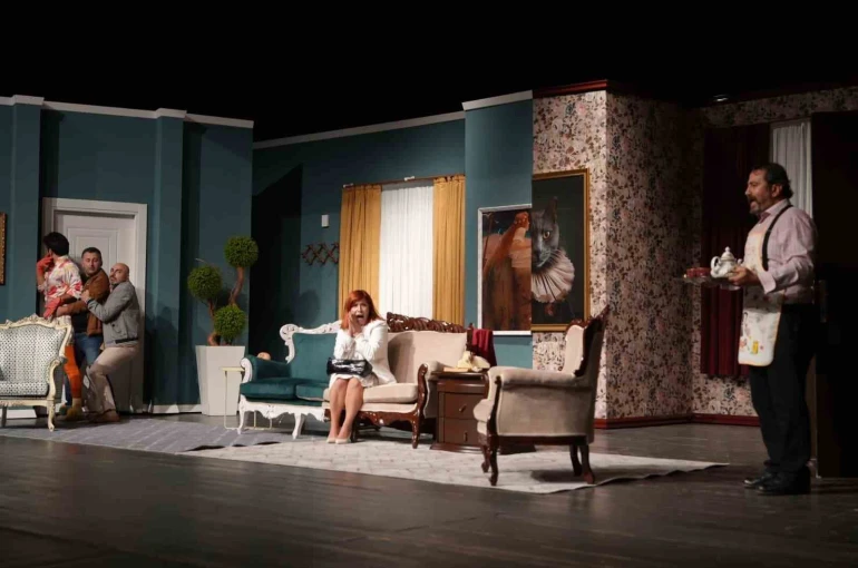 Düzce şehir tiyatrosu perdelerini yeniden açtı 