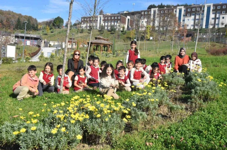 Düzce Üniversitesi botanik bahçesine miniklerden ziyaret 