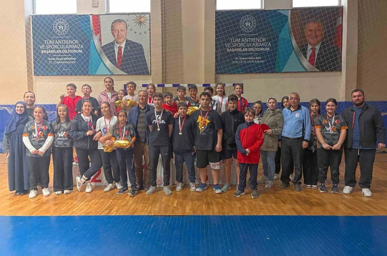 Düzce’de 100 sporcu raket salladı 