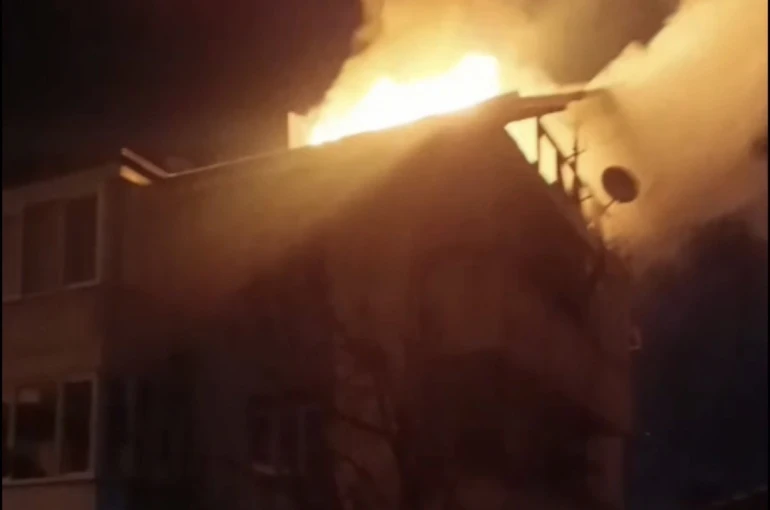 Düzce’de 3 katlı binanın çatısı alev alev yandı 