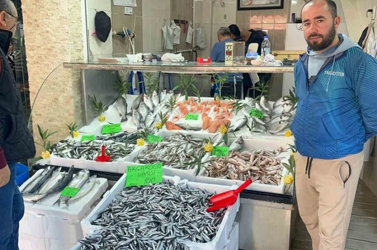 Düzce’de balık fiyatları düşerken, vatandaşlar balığa yöneliyor 