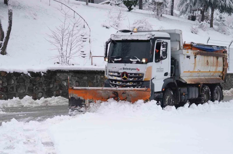 Düzce’de belediye ekipleri kar yağışıyla birlikte sahaya indi 