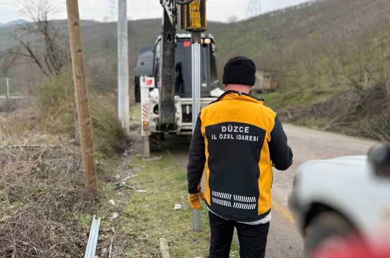 Düzce’de grup yollarında tabela çalışmaları sürüyor 