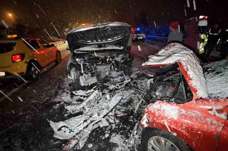 Düzce’de kafa kafaya çarpışan araçlar hurdaya döndü: 7 yaralı 