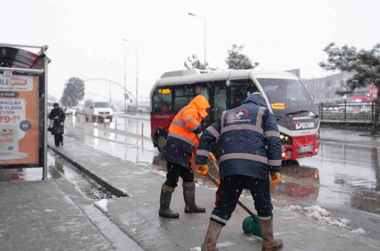 Düzce’de kar timleri sahada görev başında 