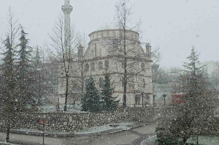 Düzce’de kar yağışı etkili oluyor