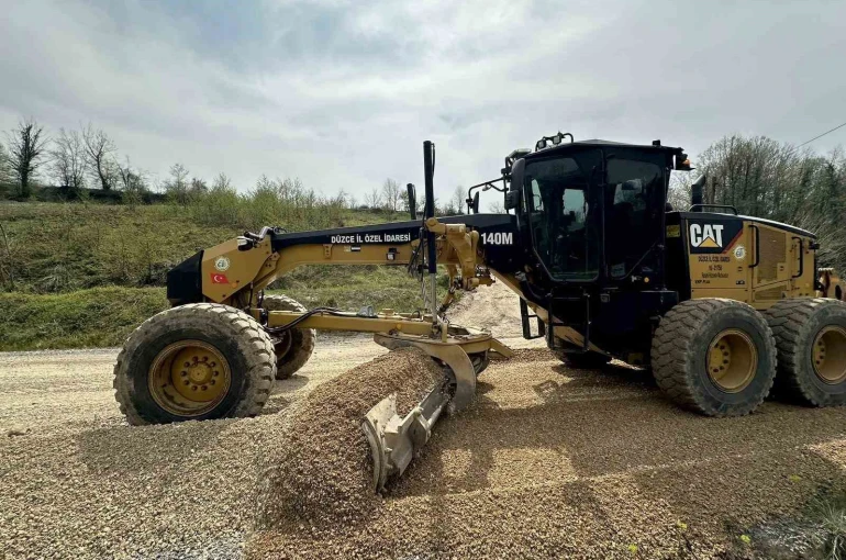 Düzce’de köy yollarında çalışmalar hız kazandı 